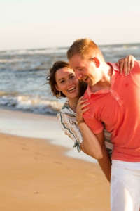 loveshoot-liefde-strand-ondergaande zon-zee-geluk-goodvibes